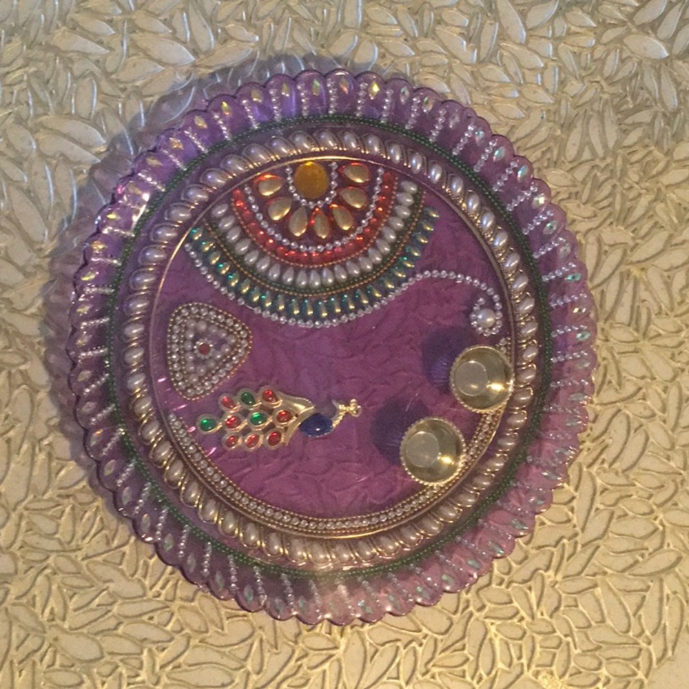 Beautifully Decorative Plastic Plate - Unopened and wrapped with plastic cover - Picture 1 of 3